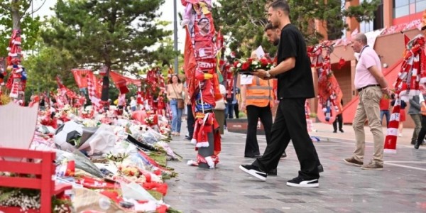 华体会在线登录-❤️利物浦官方：B费&amp;amp;达洛特&amp;amp;阿莫林代表曼联 来安菲尔德悼念若塔