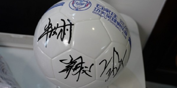 华体会hth官网入口-双向奔赴共战病魔 石家庄功夫队赴廊坊慰问白血病球迷丁胜