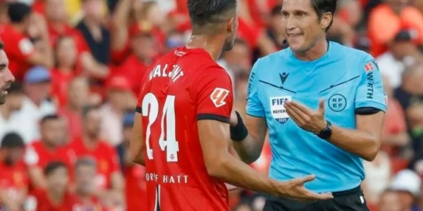 华体会官网-马洛卡记者：因对主裁的双标判罚不满，数百名马洛卡球迷提前退场