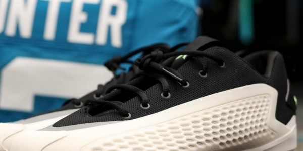 华体会hth官网入口-跨界合作新篇章：NFL选秀榜眼实战演绎定制钉鞋版AE1签名战靴