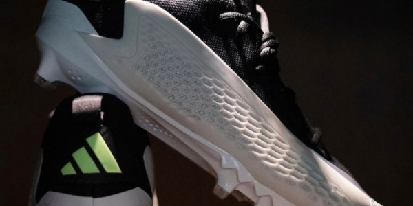 华体会hth官网入口-跨界合作新篇章：NFL选秀榜眼实战演绎定制钉鞋版AE1签名战靴