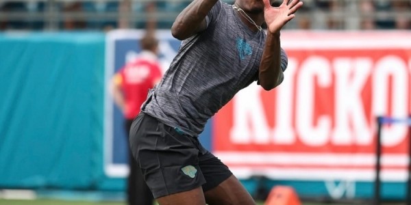 华体会hth官网入口-跨界合作新篇章：NFL选秀榜眼实战演绎定制钉鞋版AE1签名战靴