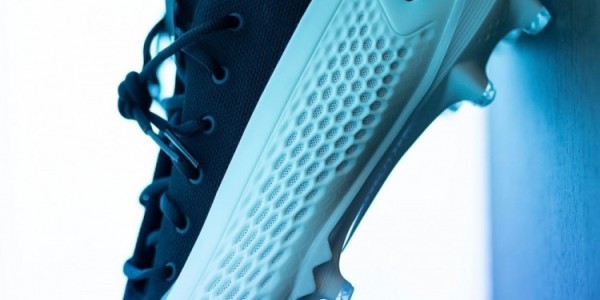 华体会hth官网入口-跨界合作新篇章：NFL选秀榜眼实战演绎定制钉鞋版AE1签名战靴